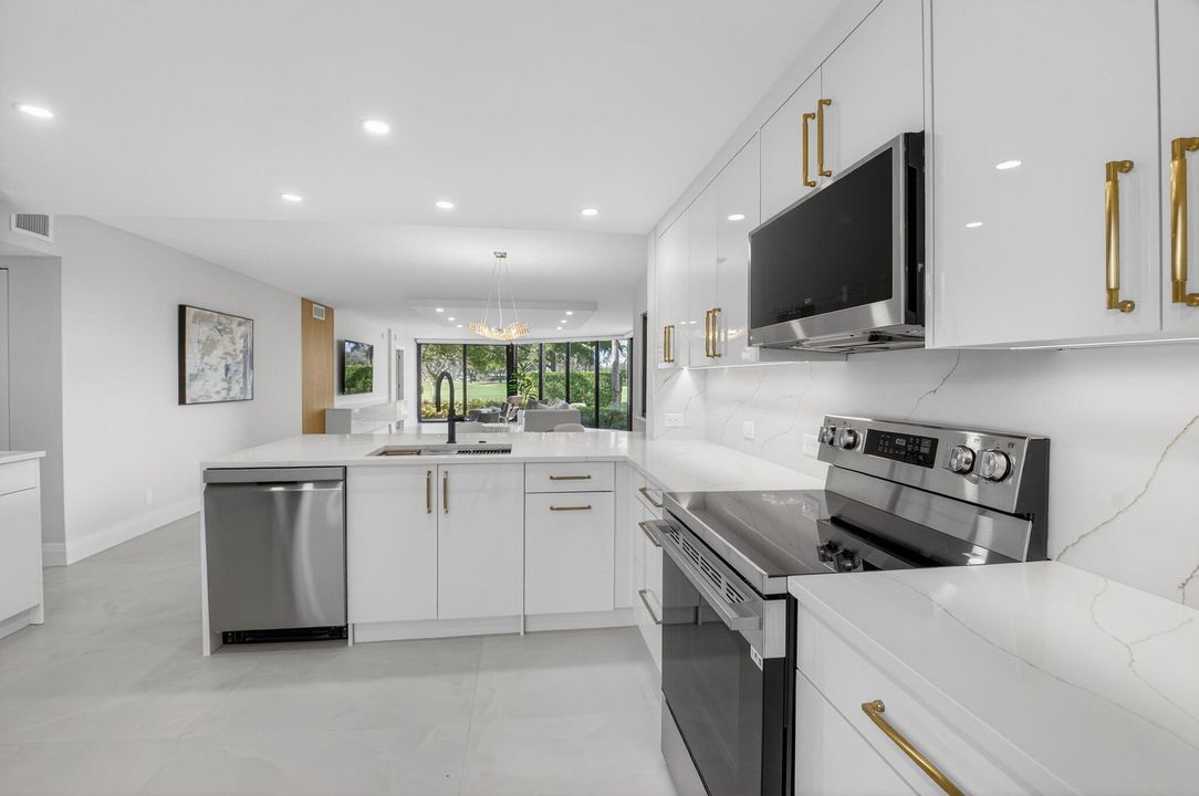 待售: $549,900 (2 贝兹, 2 浴室, 1698 平方英尺)