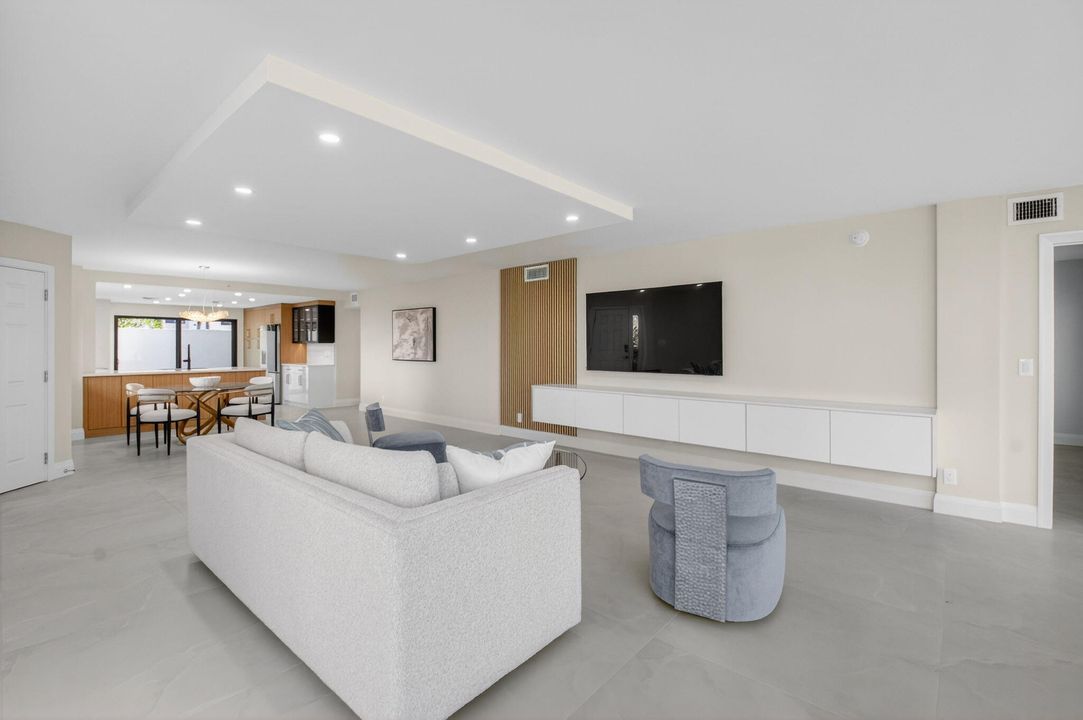 待售: $549,900 (2 贝兹, 2 浴室, 1698 平方英尺)