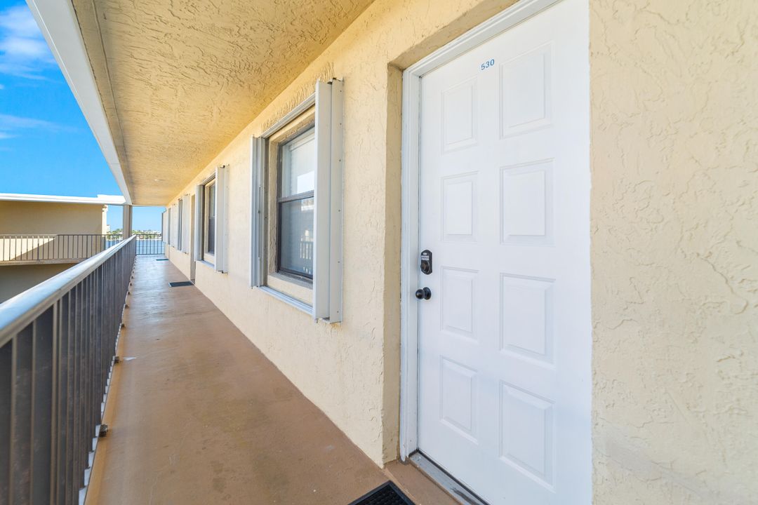 На продажу: $249,900 (2 спален, 2 ванн, 1029 Квадратных фут)