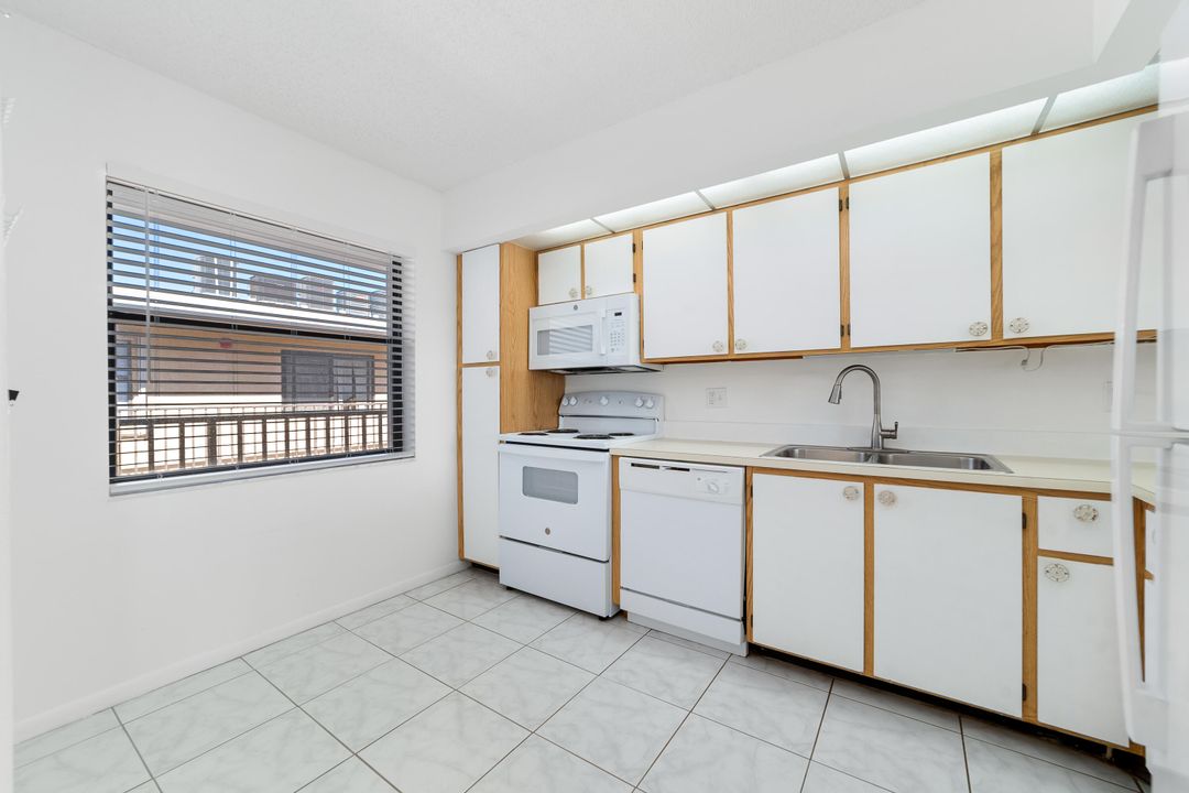 На продажу: $249,900 (2 спален, 2 ванн, 1029 Квадратных фут)