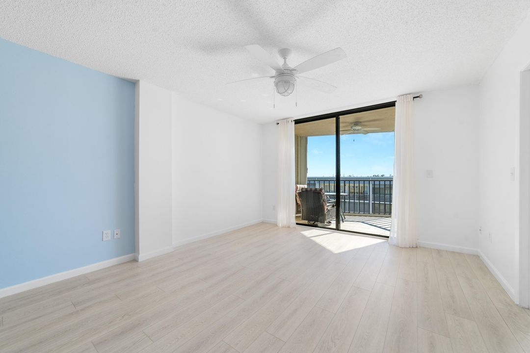 На продажу: $249,900 (2 спален, 2 ванн, 1029 Квадратных фут)