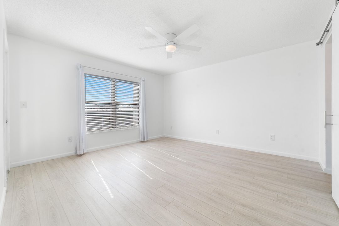 На продажу: $249,900 (2 спален, 2 ванн, 1029 Квадратных фут)