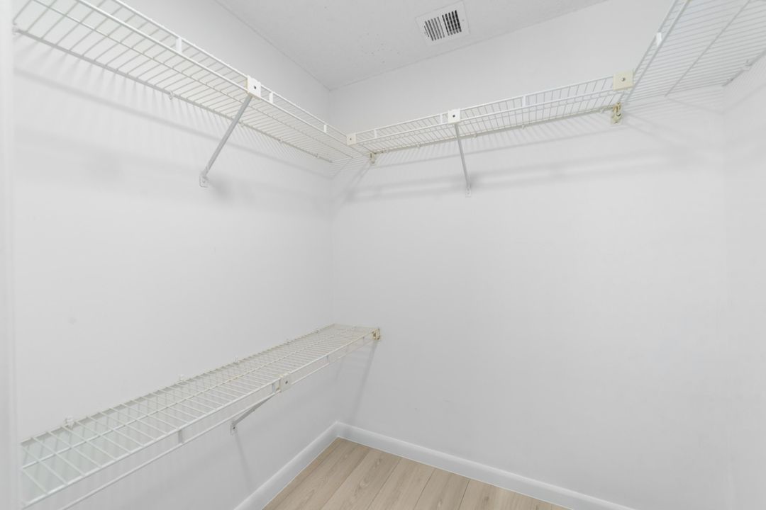 На продажу: $249,900 (2 спален, 2 ванн, 1029 Квадратных фут)