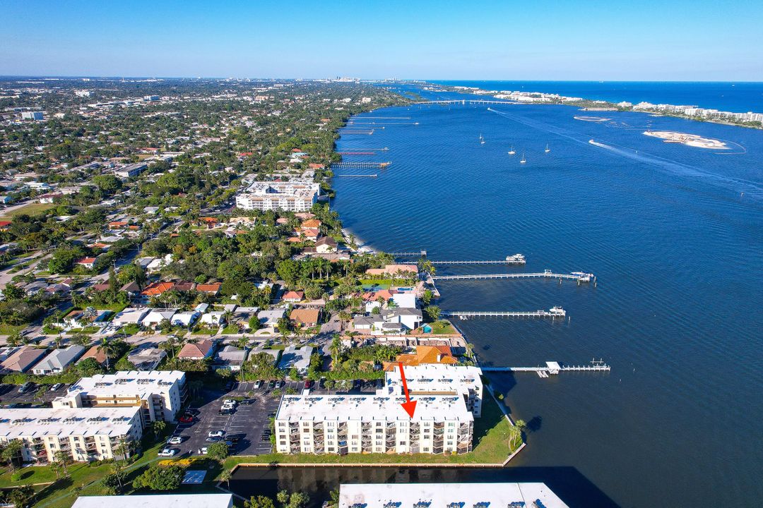 На продажу: $249,900 (2 спален, 2 ванн, 1029 Квадратных фут)