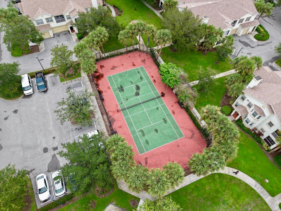 For Sale: $215,000 (1 beds, 1 baths, 775 Square Feet)