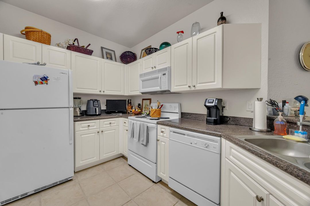 For Sale: $215,000 (1 beds, 1 baths, 775 Square Feet)