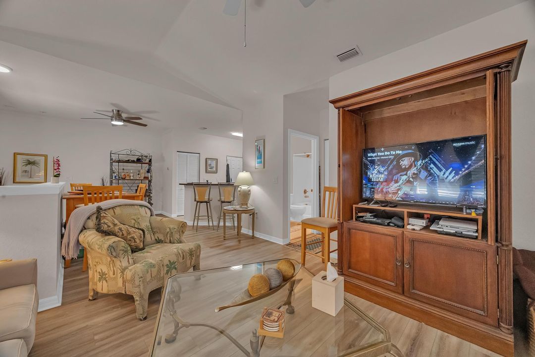 For Sale: $215,000 (1 beds, 1 baths, 775 Square Feet)