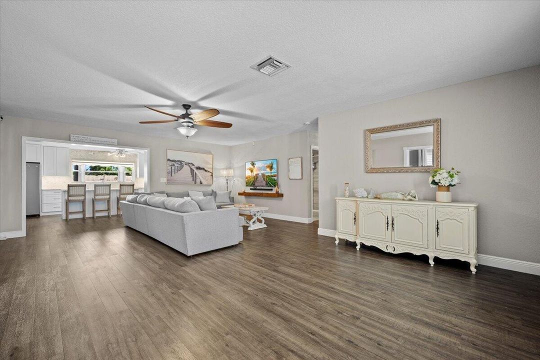 待售: $644,900 (4 贝兹, 3 浴室, 2423 平方英尺)