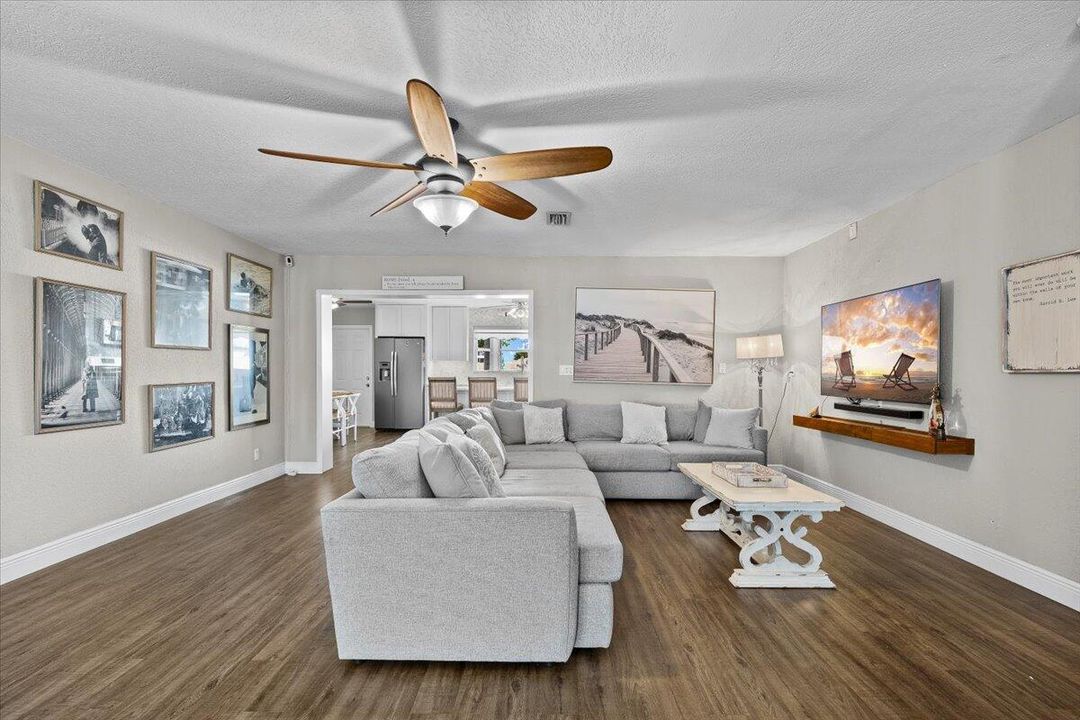 待售: $644,900 (4 贝兹, 3 浴室, 2423 平方英尺)