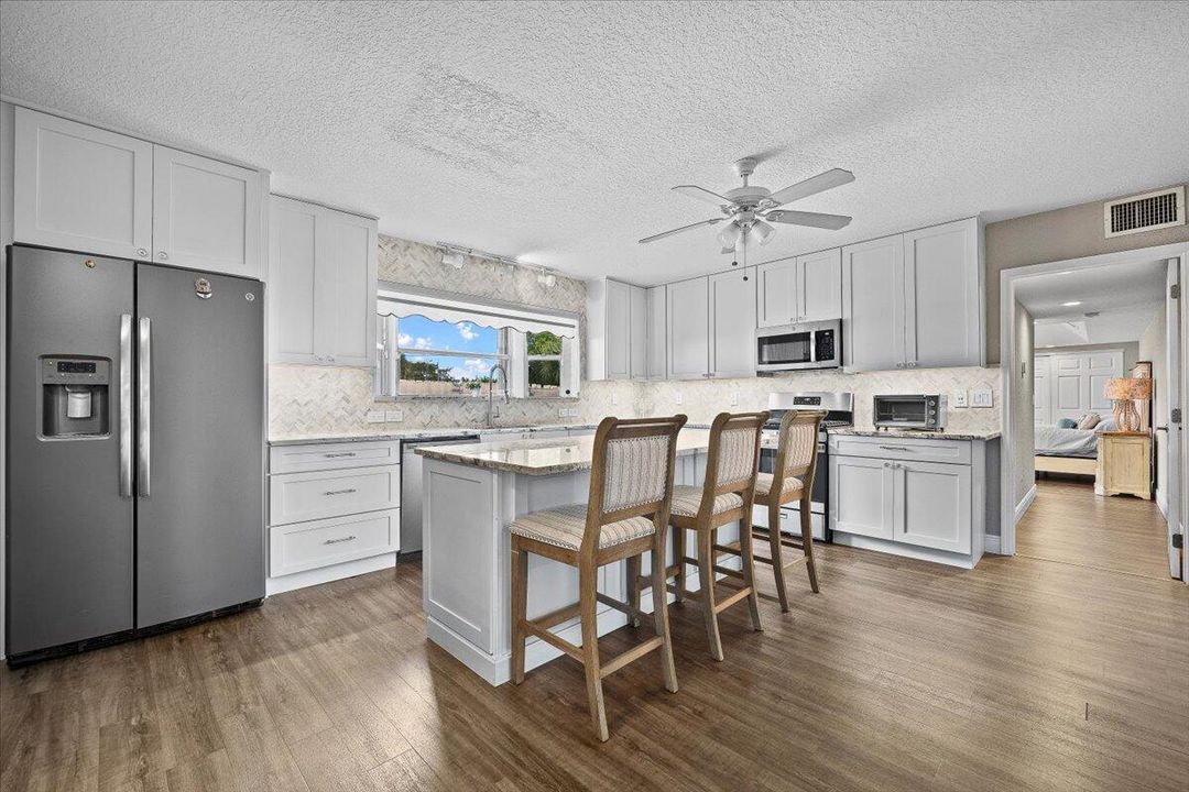 待售: $644,900 (4 贝兹, 3 浴室, 2423 平方英尺)