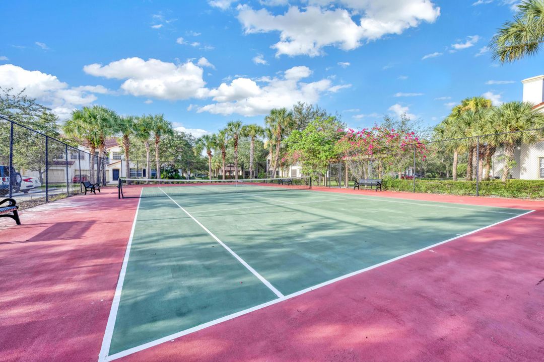 For Sale: $215,000 (1 beds, 1 baths, 775 Square Feet)