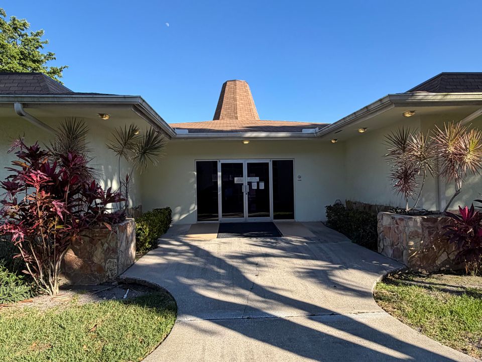 For Sale: $84,900 (1 beds, 1 baths, 764 Square Feet)