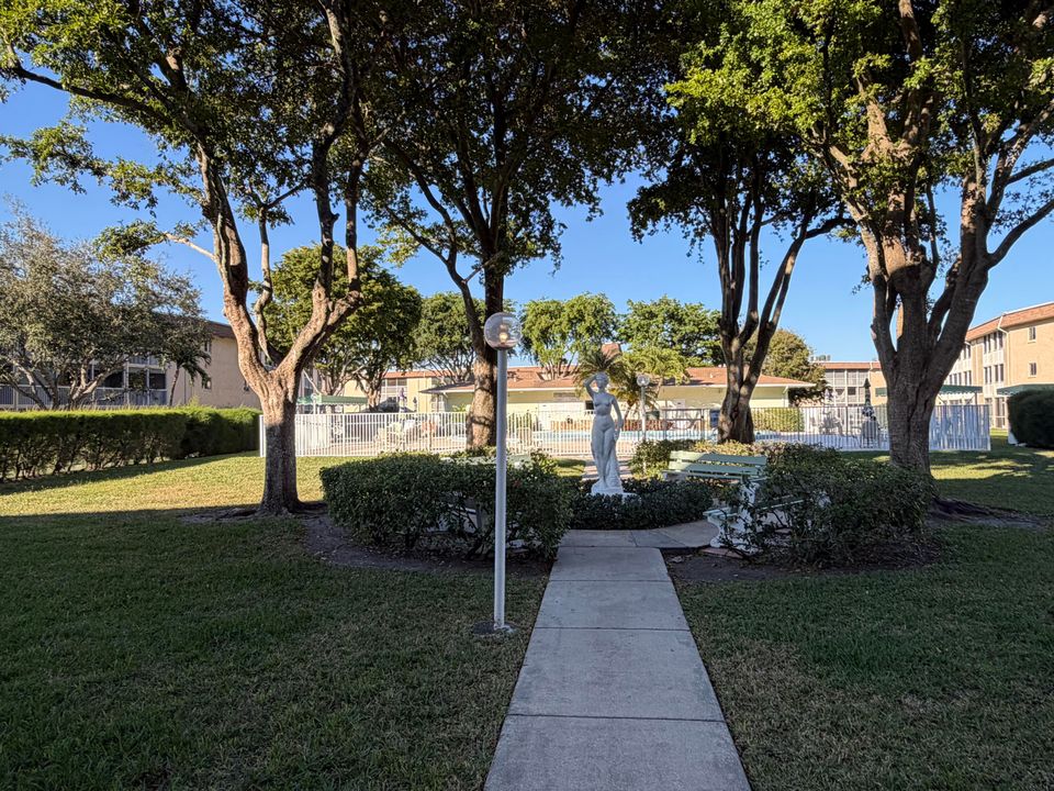 For Sale: $84,900 (1 beds, 1 baths, 764 Square Feet)