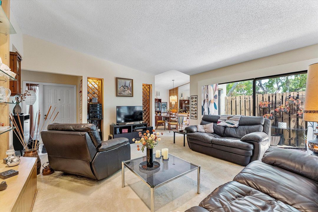 待售: $290,000 (2 贝兹, 2 浴室, 1263 平方英尺)