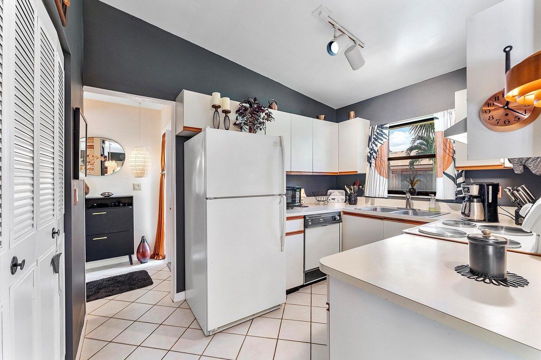 待售: $290,000 (2 贝兹, 2 浴室, 1263 平方英尺)