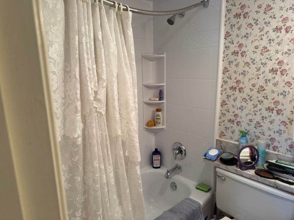 For Sale: $84,900 (1 beds, 1 baths, 764 Square Feet)