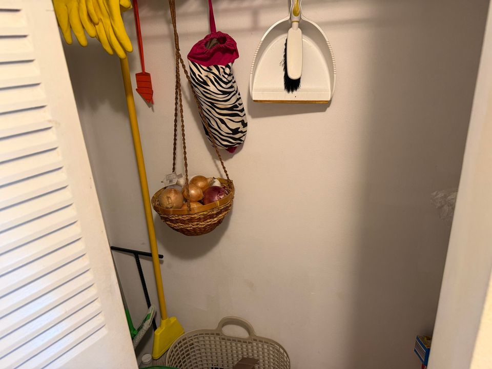 For Sale: $84,900 (1 beds, 1 baths, 764 Square Feet)