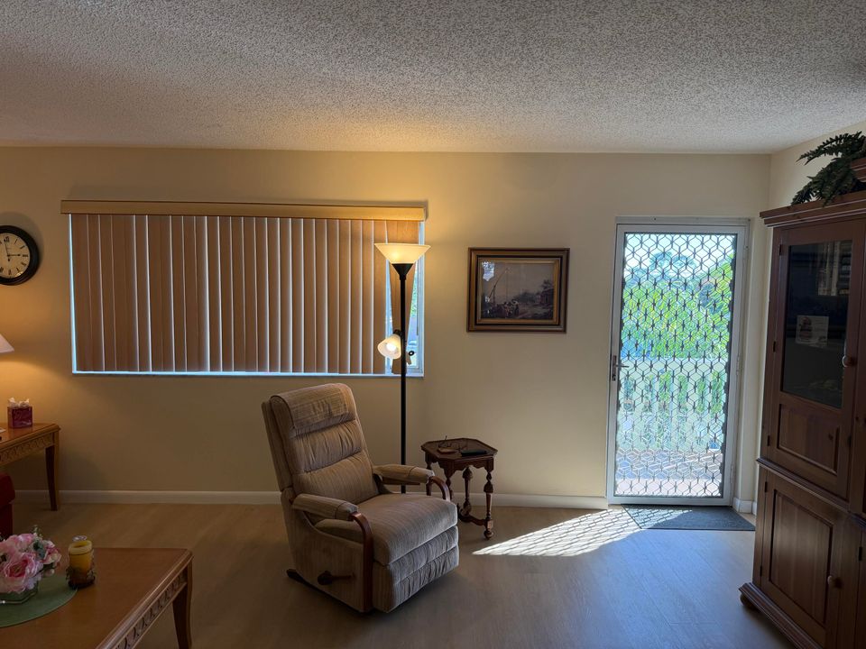 For Sale: $84,900 (1 beds, 1 baths, 764 Square Feet)