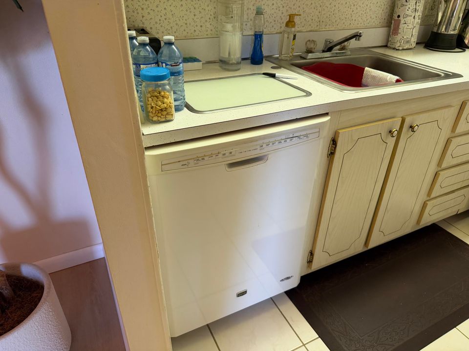 For Sale: $84,900 (1 beds, 1 baths, 764 Square Feet)