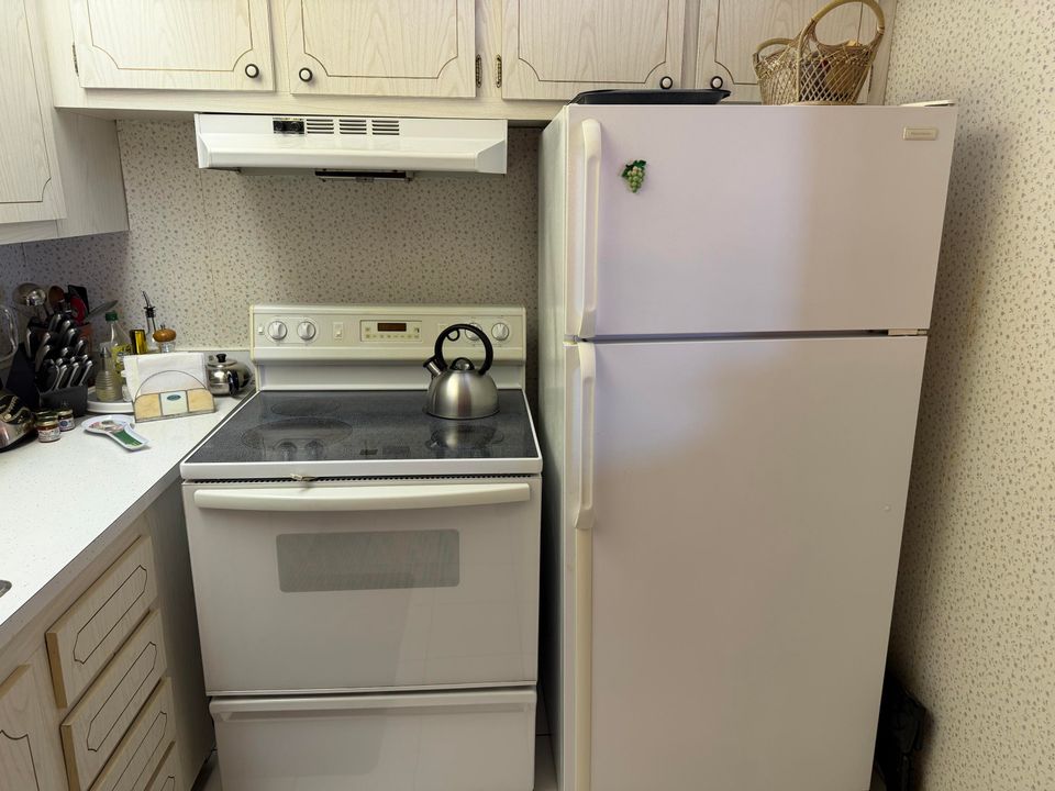 For Sale: $84,900 (1 beds, 1 baths, 764 Square Feet)