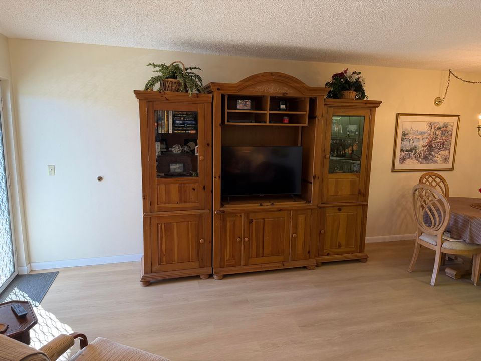 For Sale: $84,900 (1 beds, 1 baths, 764 Square Feet)