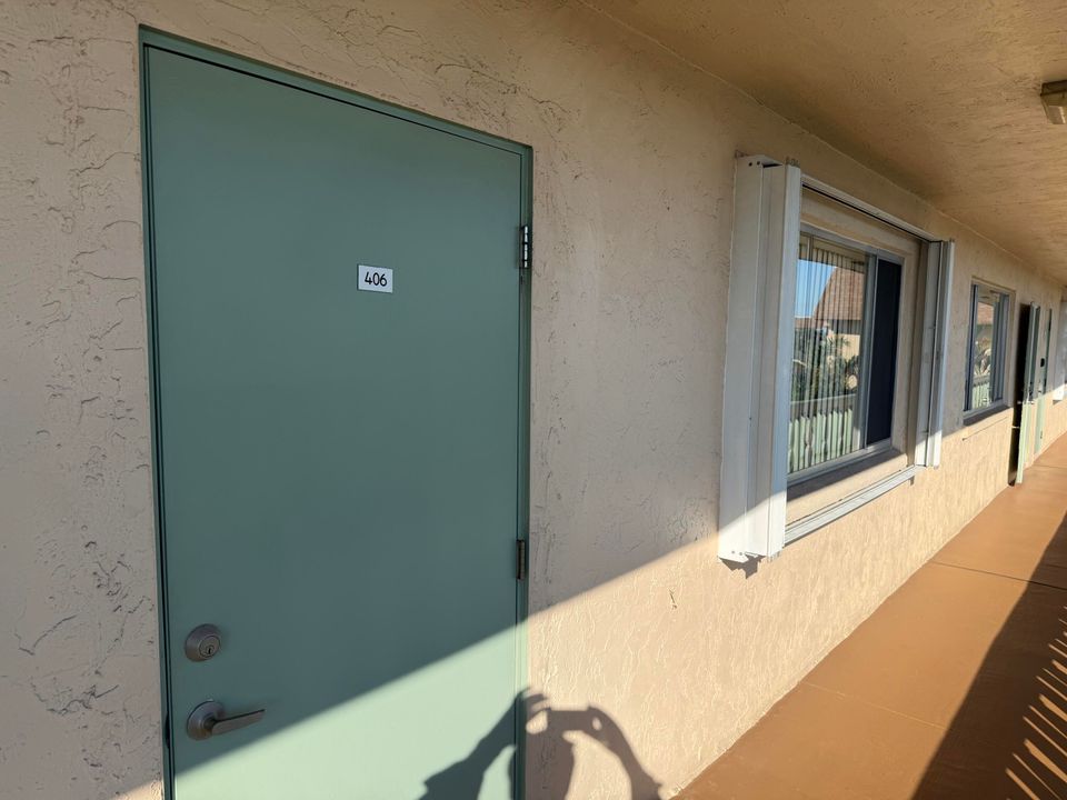 For Sale: $84,900 (1 beds, 1 baths, 764 Square Feet)