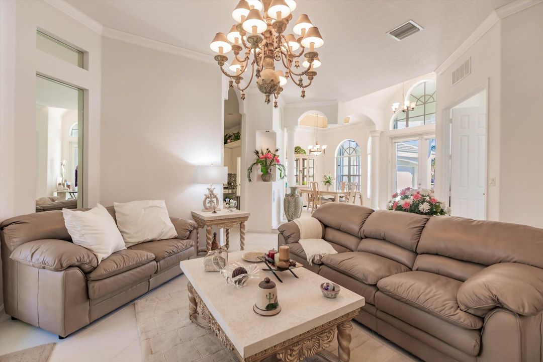 合同活跃: $750,000 (4 贝兹, 3 浴室, 2760 平方英尺)