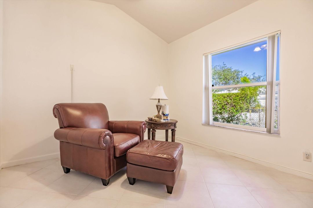 合同活跃: $750,000 (4 贝兹, 3 浴室, 2760 平方英尺)