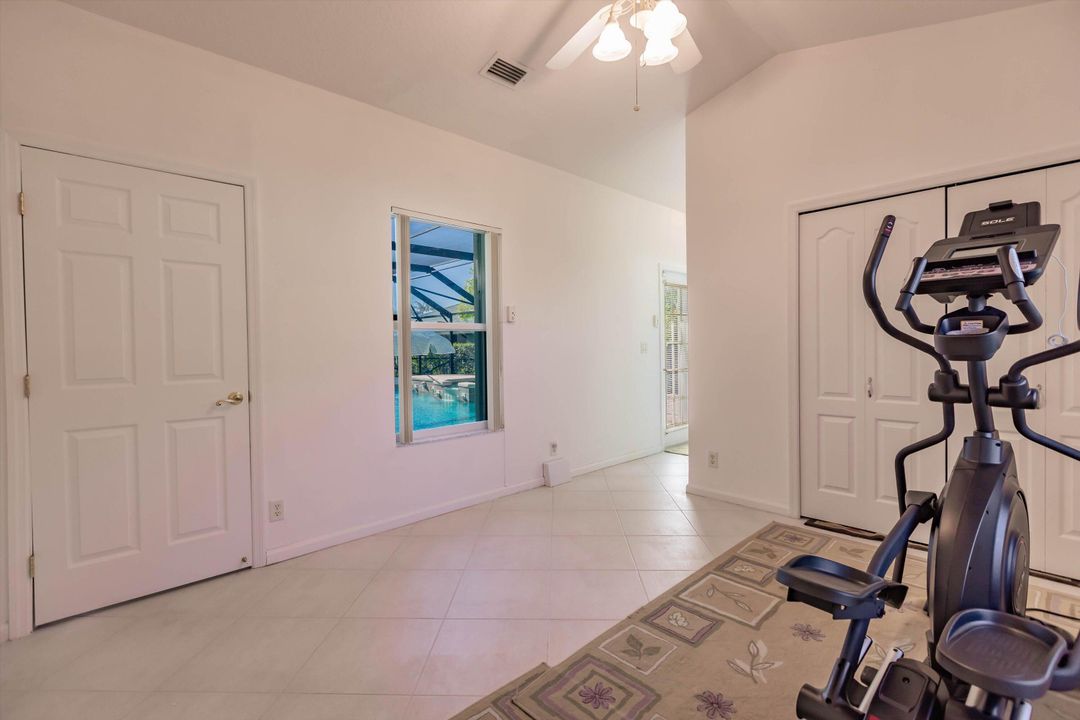 合同活跃: $750,000 (4 贝兹, 3 浴室, 2760 平方英尺)