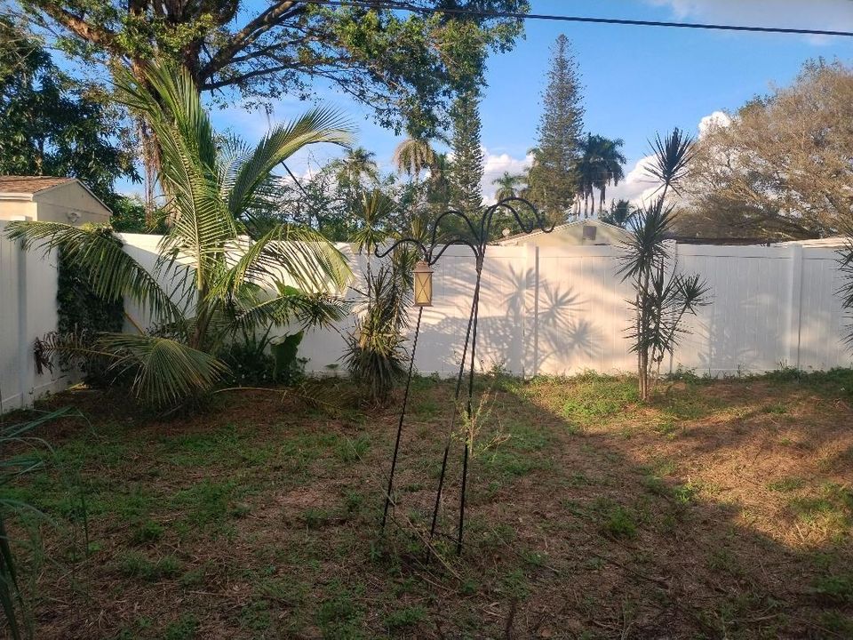 For Sale: $340,000 (2 beds, 1 baths, 832 Square Feet)