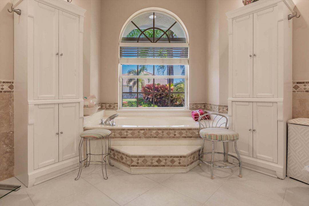 合同活跃: $750,000 (4 贝兹, 3 浴室, 2760 平方英尺)