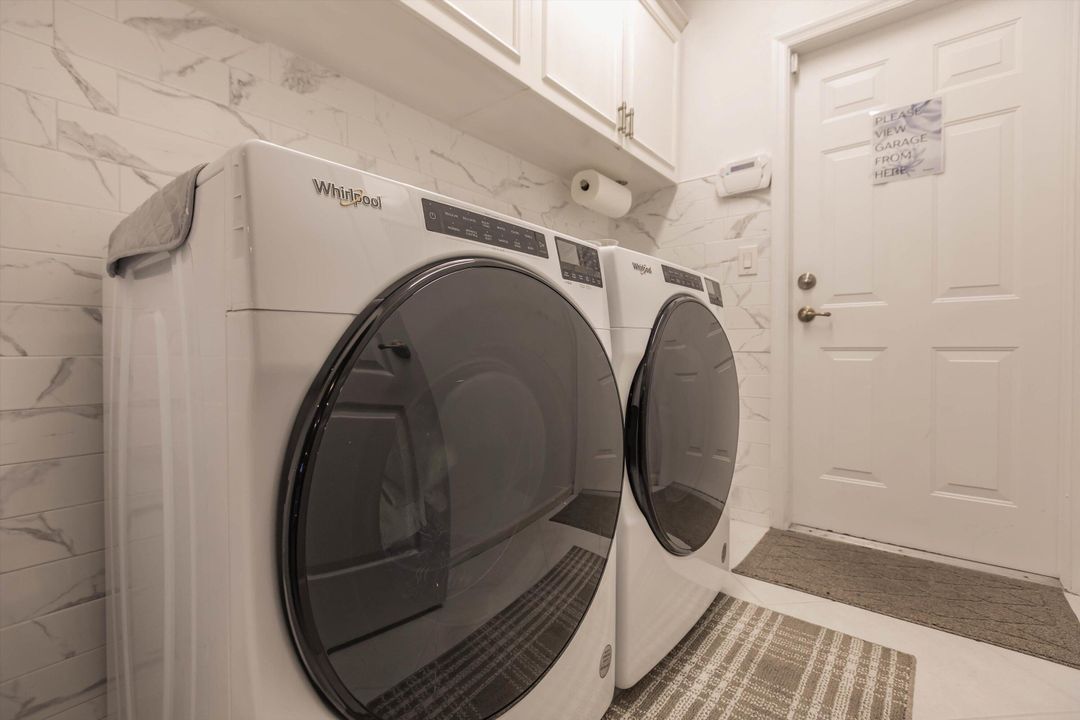 合同活跃: $750,000 (4 贝兹, 3 浴室, 2760 平方英尺)