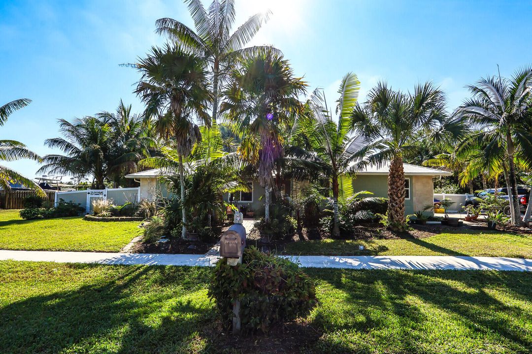 合同活跃: $1,229,000 (3 贝兹, 2 浴室, 1996 平方英尺)