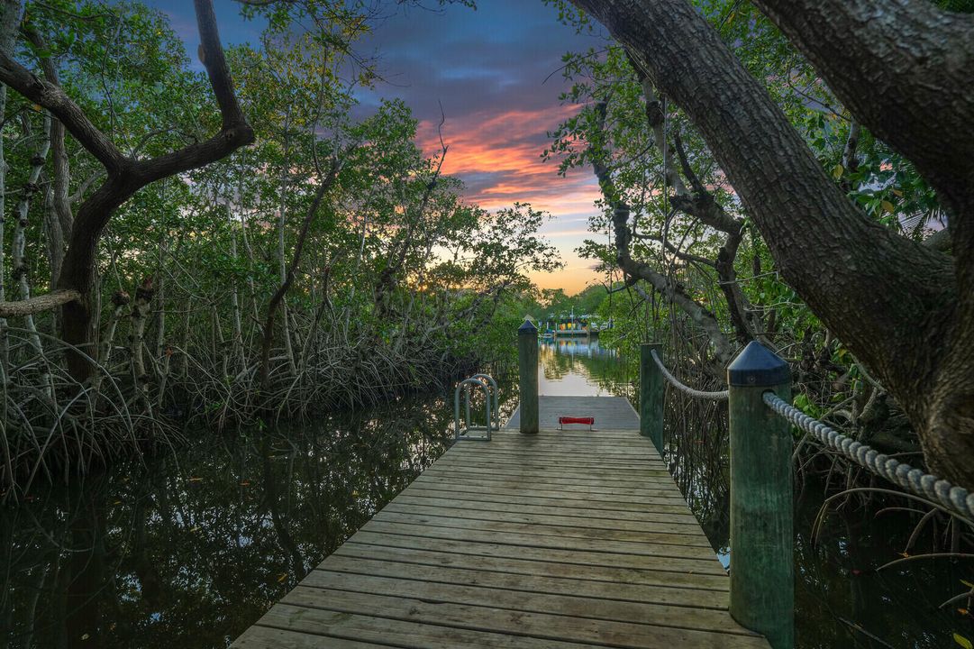 合同活跃: $1,229,000 (3 贝兹, 2 浴室, 1996 平方英尺)