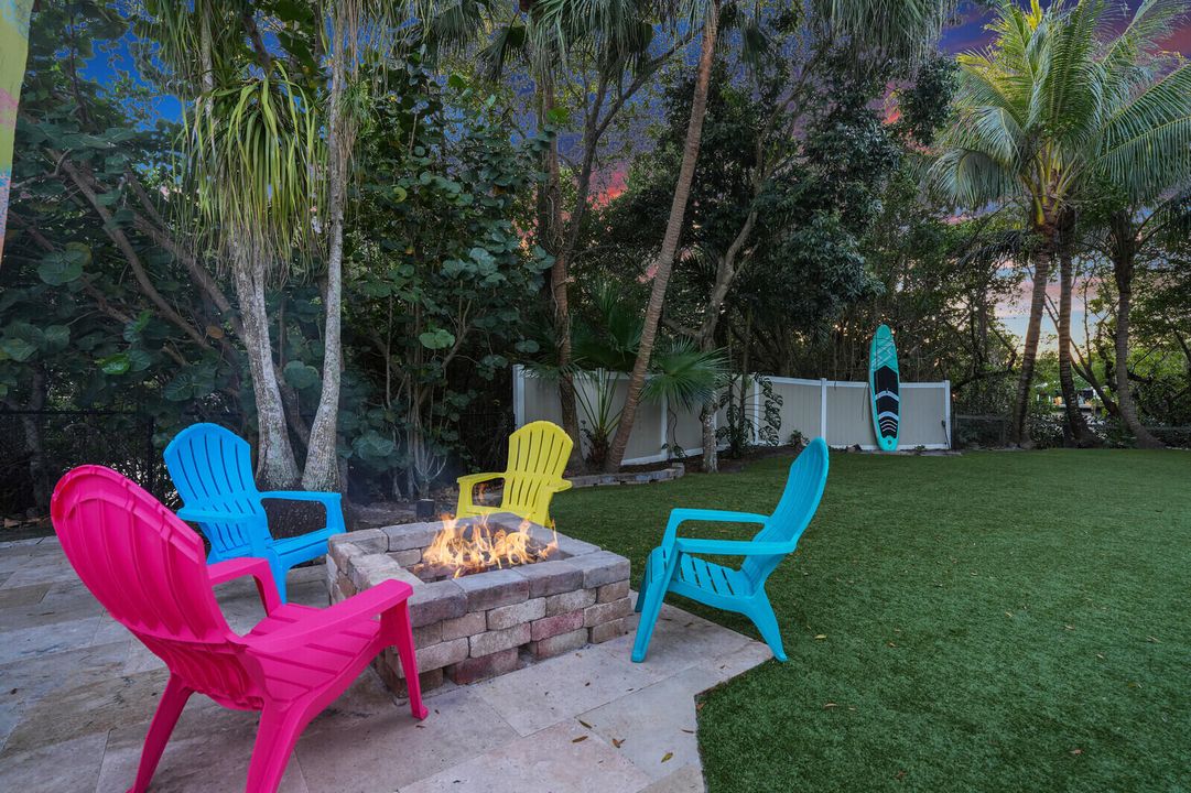 合同活跃: $1,229,000 (3 贝兹, 2 浴室, 1996 平方英尺)