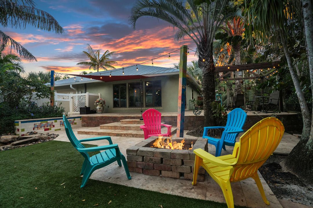 合同活跃: $1,229,000 (3 贝兹, 2 浴室, 1996 平方英尺)