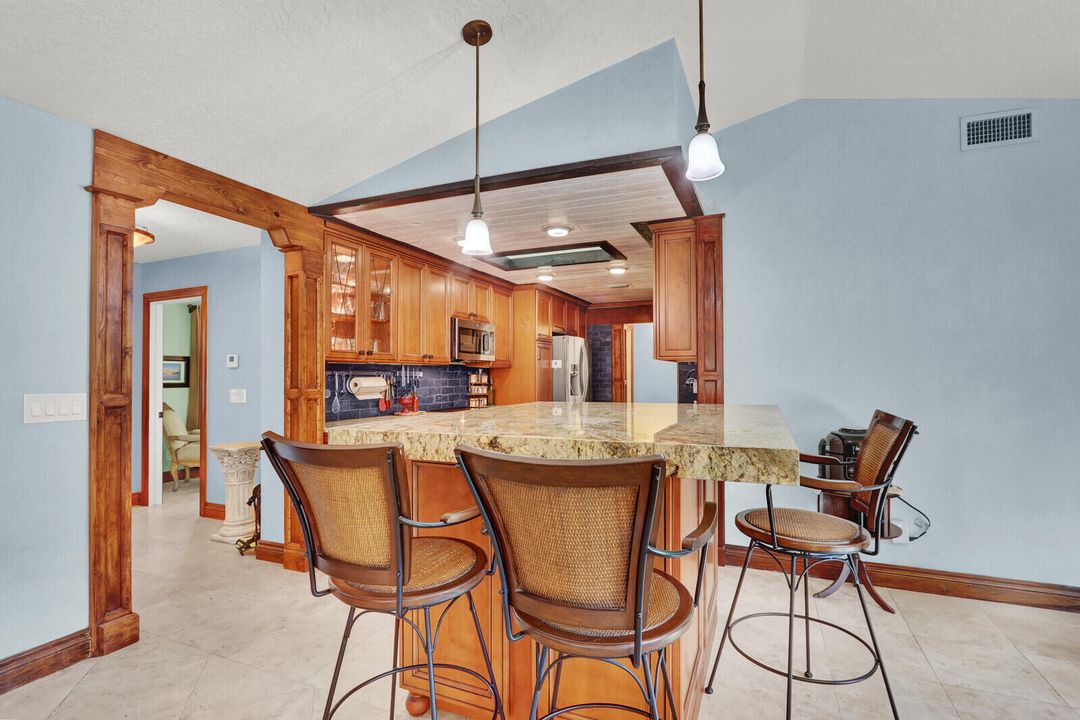 合同活跃: $1,229,000 (3 贝兹, 2 浴室, 1996 平方英尺)