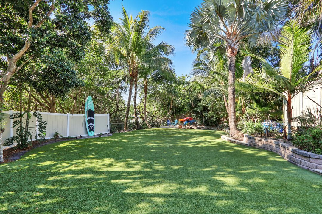 合同活跃: $1,229,000 (3 贝兹, 2 浴室, 1996 平方英尺)