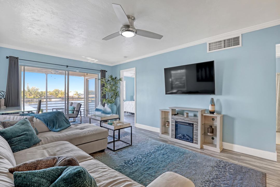 На продажу: $230,000 (2 спален, 2 ванн, 824 Квадратных фут)