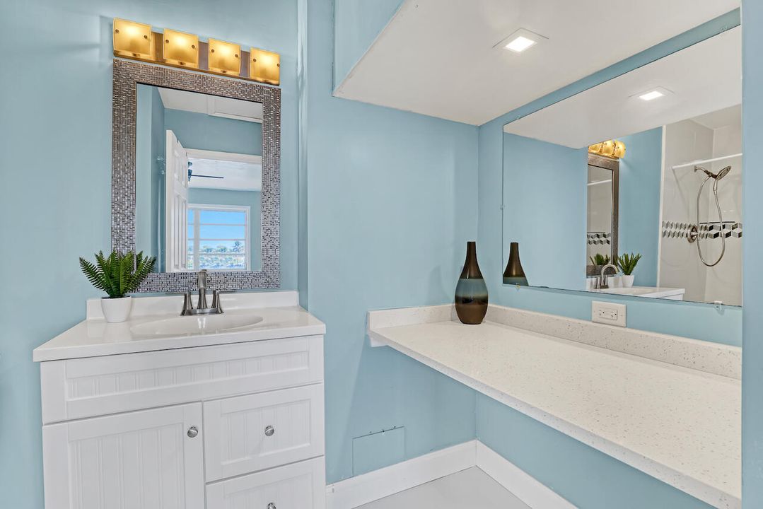 На продажу: $230,000 (2 спален, 2 ванн, 824 Квадратных фут)