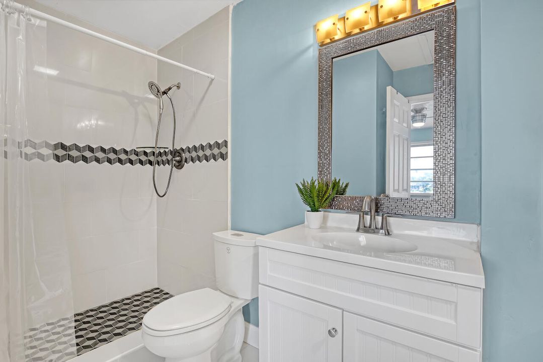 На продажу: $230,000 (2 спален, 2 ванн, 824 Квадратных фут)