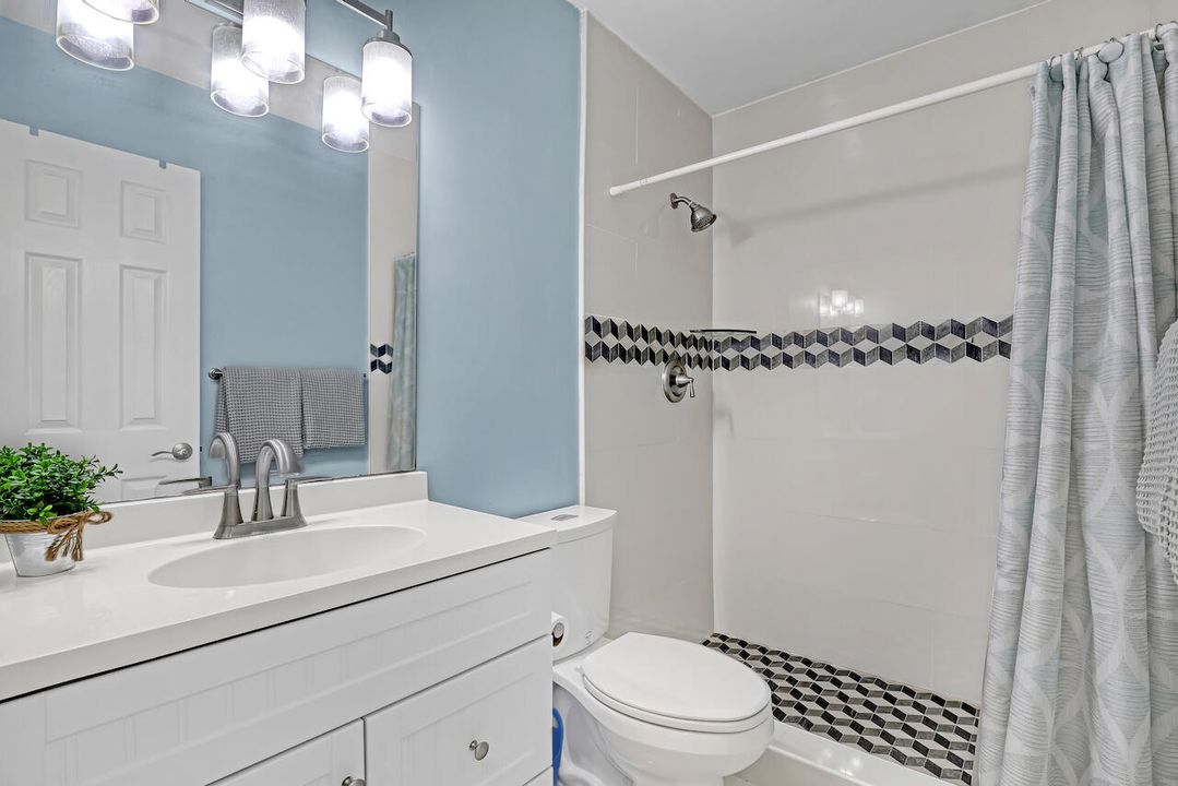 На продажу: $230,000 (2 спален, 2 ванн, 824 Квадратных фут)