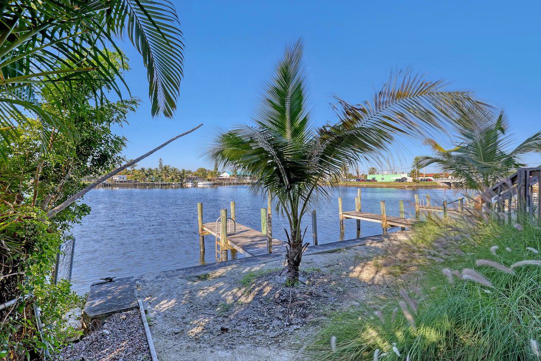 На продажу: $230,000 (2 спален, 2 ванн, 824 Квадратных фут)