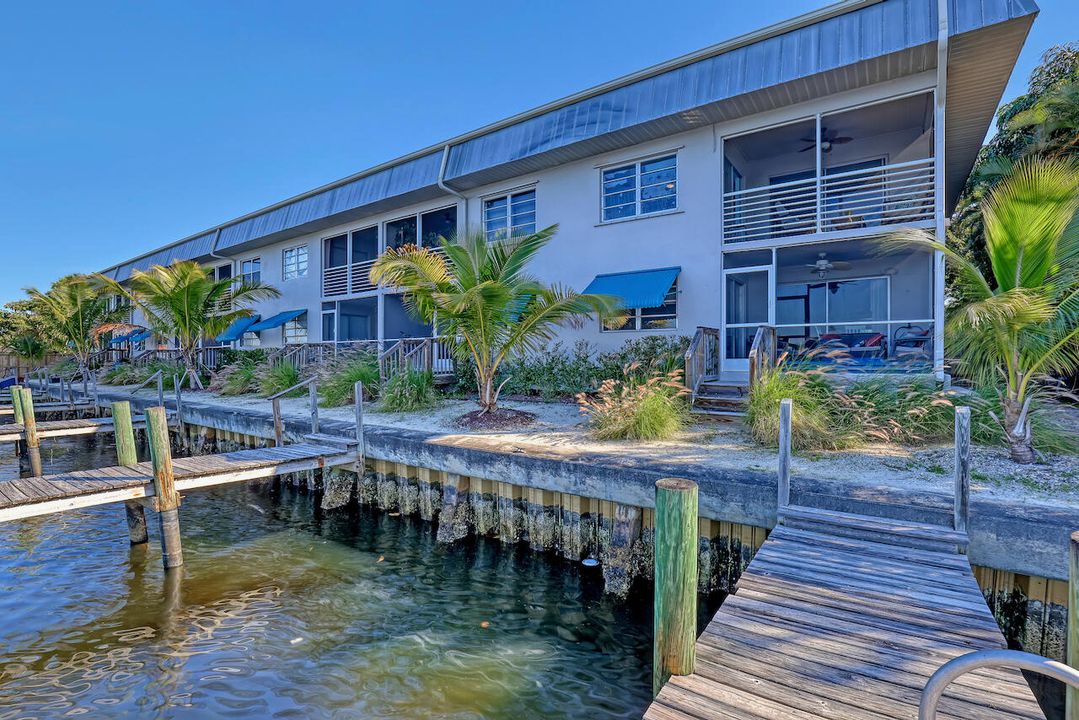 На продажу: $230,000 (2 спален, 2 ванн, 824 Квадратных фут)