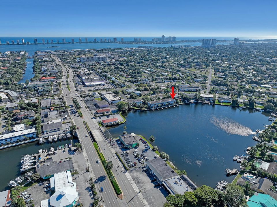 На продажу: $230,000 (2 спален, 2 ванн, 824 Квадратных фут)