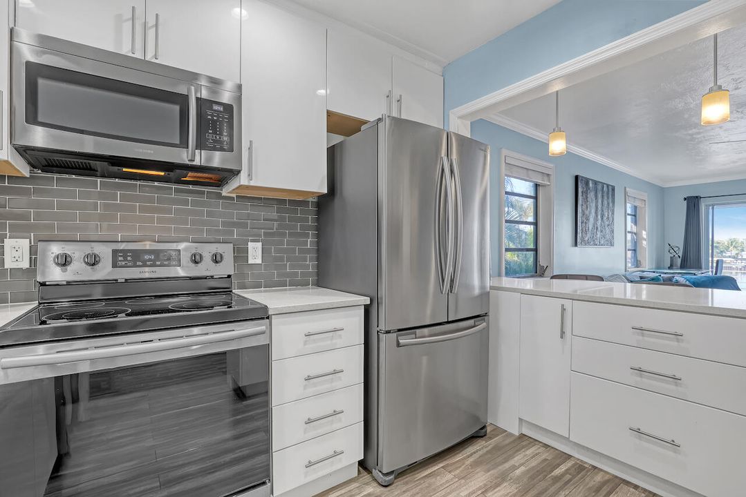 На продажу: $230,000 (2 спален, 2 ванн, 824 Квадратных фут)