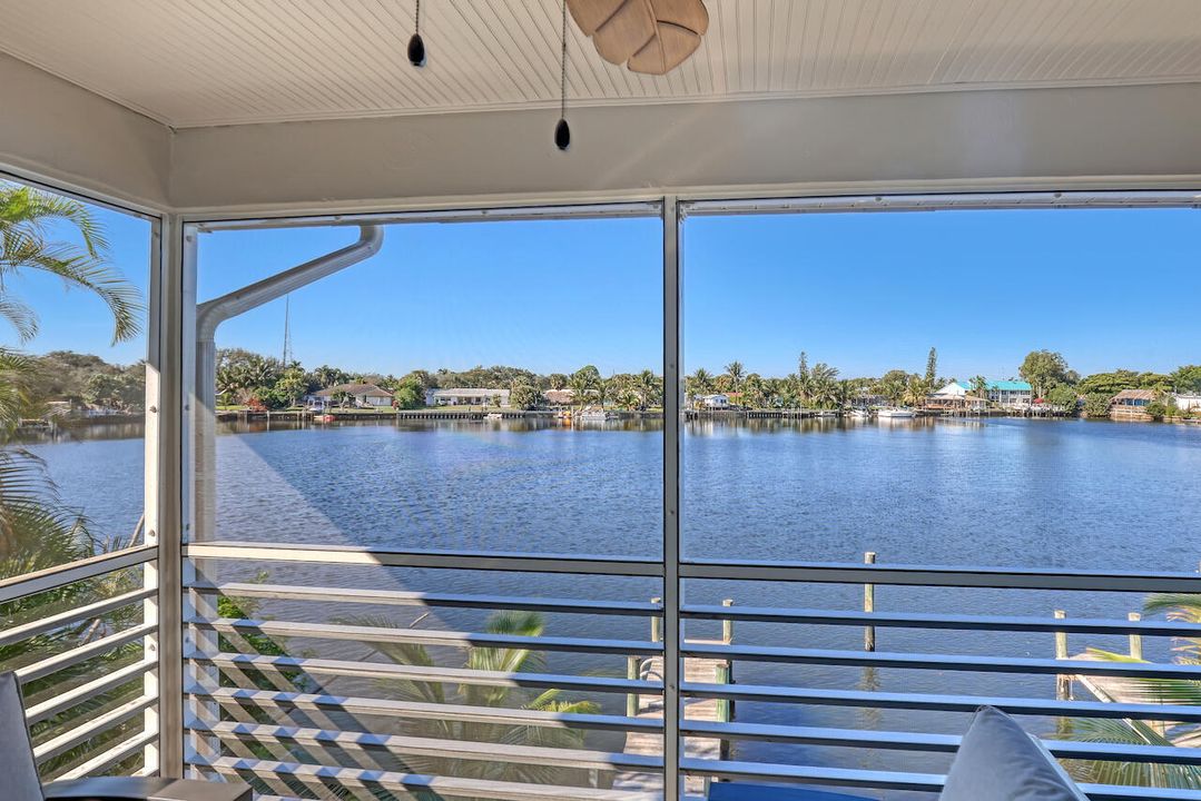 На продажу: $230,000 (2 спален, 2 ванн, 824 Квадратных фут)