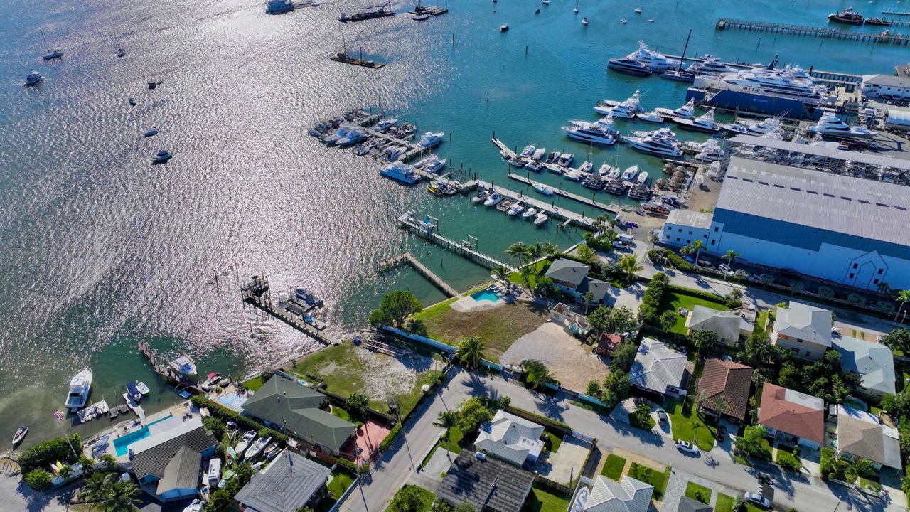 Activo con contrato: $4,800,000 (5 camas, 4 baños, 2138 Pies cuadrados)