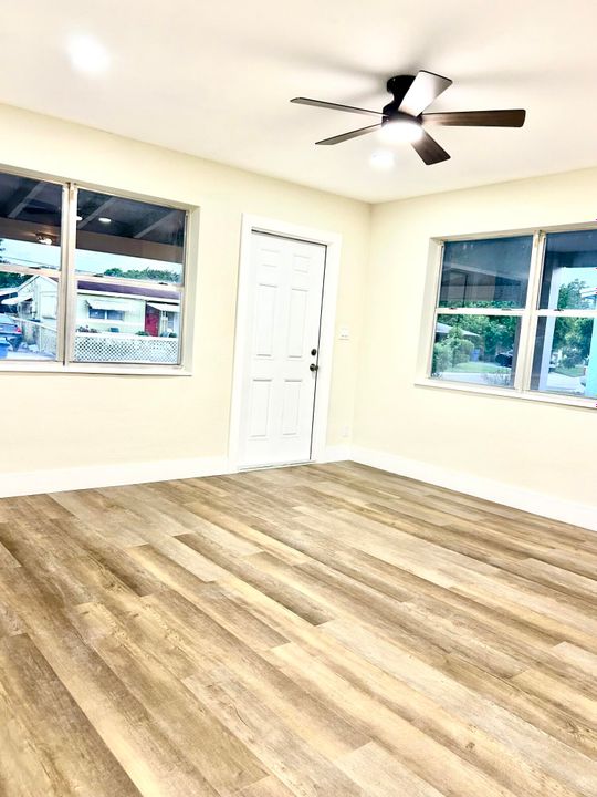 出租: $2,100 (2 贝兹, 1 浴室, 807 平方英尺)