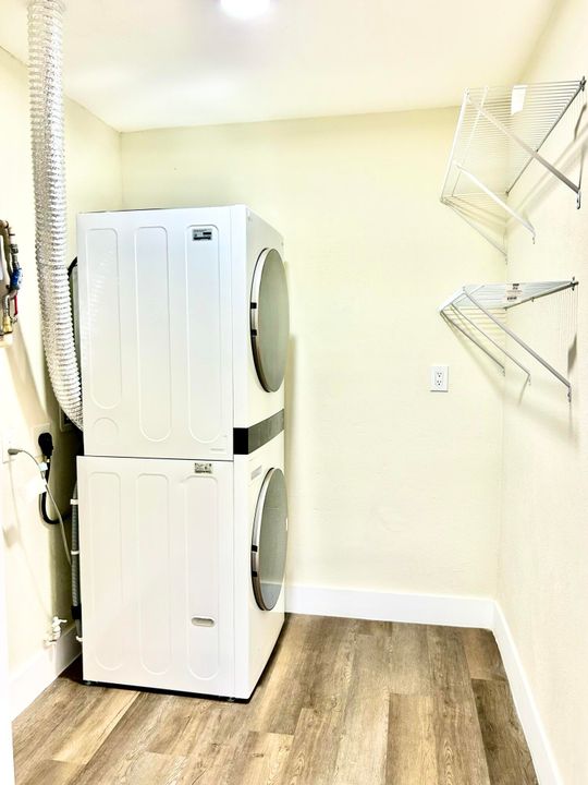 出租: $2,100 (2 贝兹, 1 浴室, 807 平方英尺)